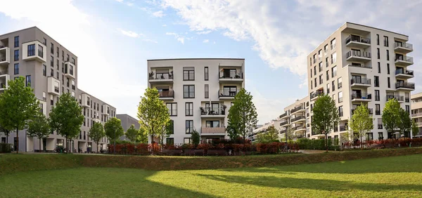 Modern apartman binaları ve şehirde yeni yeşil şehir manzarası olan bir yerleşim yeri.