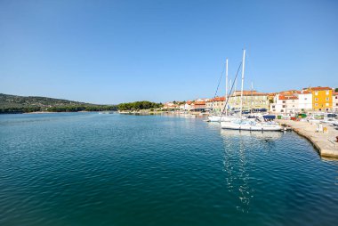 Eski şehir Cres, Adriyatik denizi, Cres Adası, Istria Hırvatistan Avrupa ile liman manzarası