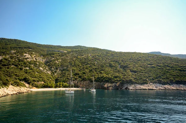 克罗地亚伊斯特利亚 克里斯岛 从水域到海滩的景观 以及瓦伦村附近的咸海中的帆船 — 图库照片