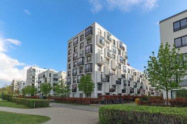 Apartman binaları ve şehirde yeni yeşil kentsel manzaralı modern bir yerleşim alanı.