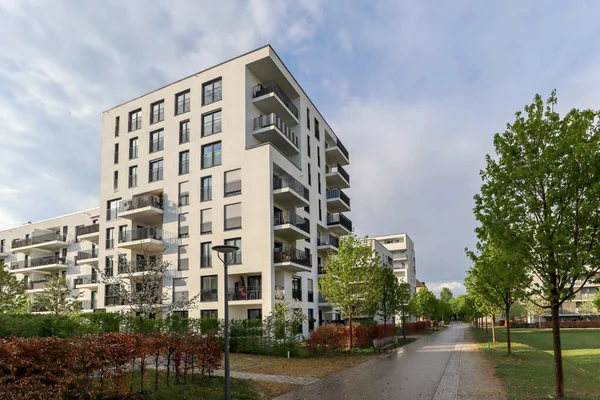 Apartman binaları ve şehirde yeni yeşil kentsel manzaralı modern bir yerleşim alanı.