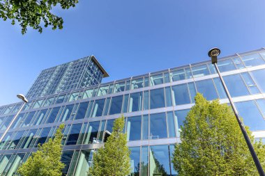 Şehir merkezinde yeni bir iş alanında modern bir ticari ve konut binasının cephesine sahip.