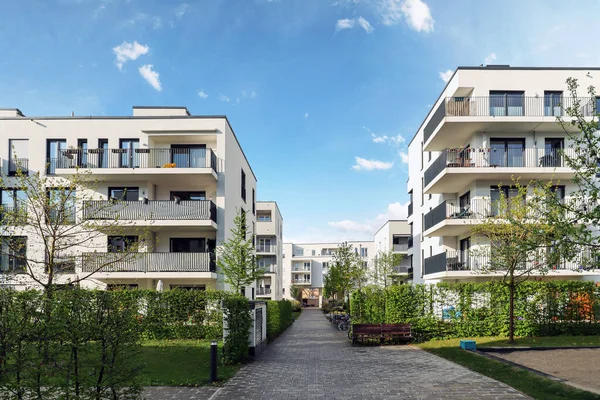 Modern apartman binaları ve şehirde yeni yeşil şehir manzarası olan bir yerleşim yeri.
