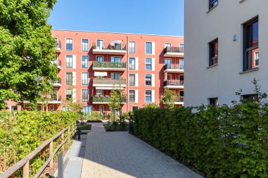 Şehrin yeni bir yerleşim bölgesinde modern apartman binaları, inşaat endüstrisi, emlak acentesi ve apartman satışları kavramı
