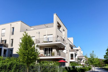 Şehrin yeni bir yerleşim bölgesinde modern apartman binaları, inşaat endüstrisi, emlak acentesi ve apartman satışları kavramı