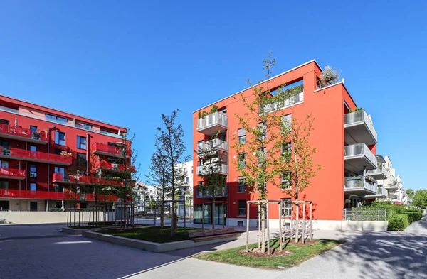 도시의 새로운 지역에 현대적 아파트 건물들이 스케이프 산업에 부동산 중개업자 — 스톡 사진