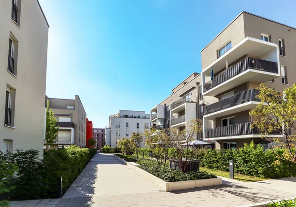 도시의 새로운 지역에 현대적 아파트 건물들이 스케이프 산업에 부동산 중개업자 — 스톡 사진