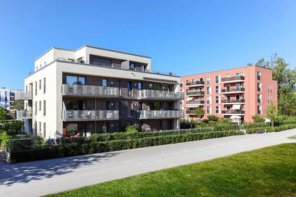 Şehrin yeni bir yerleşim bölgesinde modern apartman binaları, inşaat endüstrisi, emlak acentesi ve apartman satışları kavramı