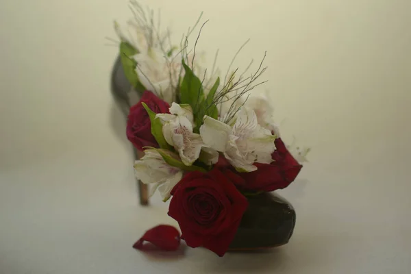 Dunkelrote Rosen Und Weiße Blüten Und Grüne Blätter Grünen Schuh — Stockfoto