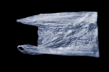 siyah arka plan üzerine tek kullanımlık plastik torbalar.