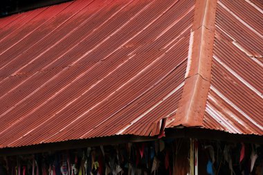 Ahşap ev teneke çatı, eski paslı çinko çatı