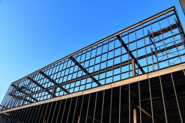 Bina inşaat altında mavi gökyüzü altında çelik çubuk ile