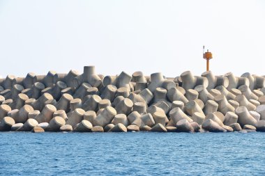 Jeju adasında bir dalgakıran beton omurgalı makyaj