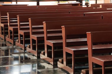 Kilisede ahşap kilise sıraları