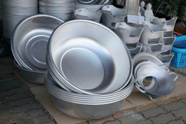 vintage alüminyum mutfak eşyaları yerel pazarda büyük bir grup