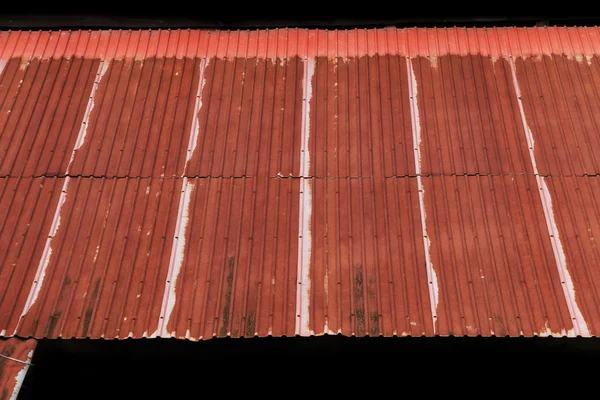 Roestige golfplaten dak bladen achtergrond — Stockfoto