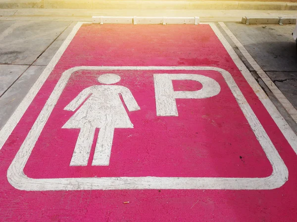 Tekens-symbolen parking voor vrouwen. — Stockfoto