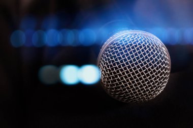 mikrofon ile arka planda ışıkları kapatın.