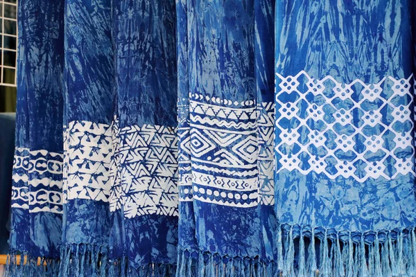 Foulard teint indigo, blanc et bleu. écharpes bleu indigo à vendre — Photo