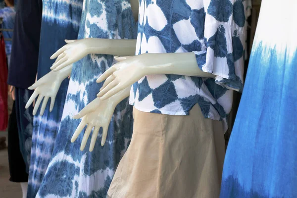 Tissu teint bleu naturel Indigo. motif de teinture cravate indigo sur coton — Photo