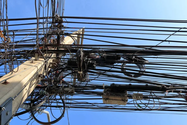 Cabos bagunçados ligados ao polo elétrico Incluindo elétricos, pho — Fotografia de Stock