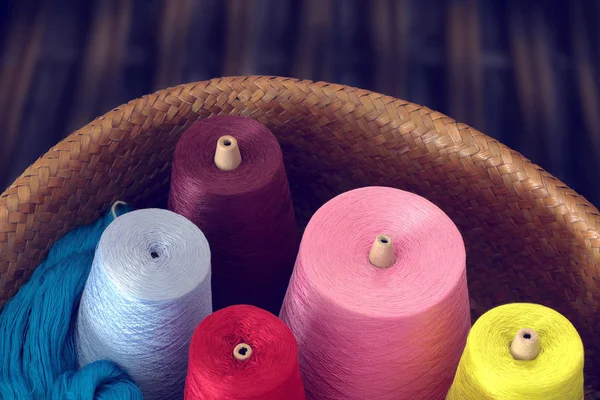 Colorful spools of thread in a wicker basket. vintage tone — Stock Photo, Image