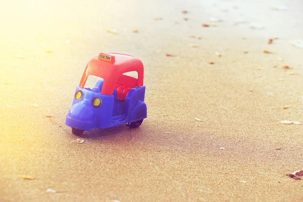 Tuk tuk Tailândia, brinquedo de triciclo de motor infantil no bico de areia — Fotografia de Stock