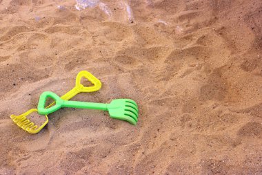 çocukların plaj oyuncakları kum üzerinde komisyon ve plastik oyuncaklar kürek