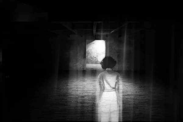 Ghost weinig meisje verschijnt in oude donkere kamer. — Stockfoto
