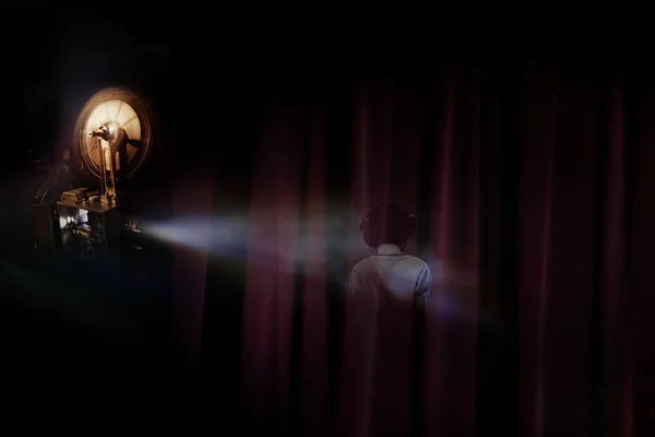 Projetor mostra o filme de terror, garoto fantasma na escuridão . — Fotografia de Stock
