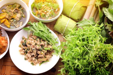 Tay spicy kıyılmış et salatası, Tay esan gıda