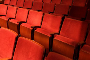 Vintage Sinema Salonu, kırmızı koltuk ile boş konser salonu