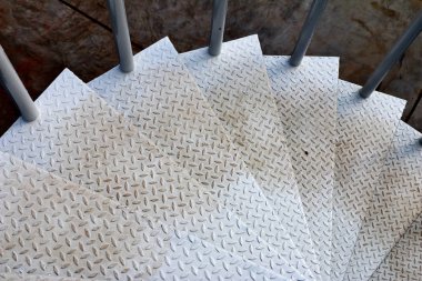 Beyaz kirli çelik sarmal merdiven fabrikası.