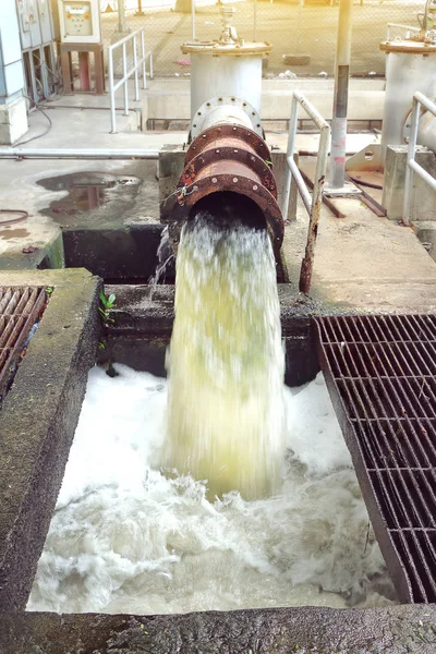 drenaj şehirden kirli su yüzeyinde köpük yapmak