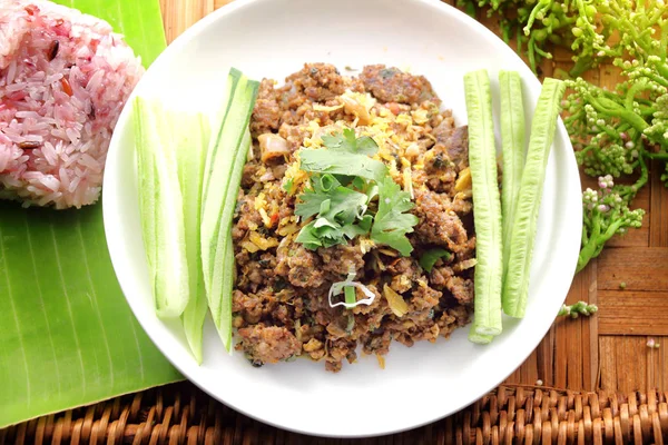 Тайский острый мясной салат, традиционная тайская еда — стоковое фото