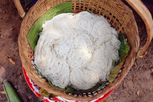 태국 당면, 시골 시장에서 바구니에 신선한 쌀 당면 — 스톡 사진