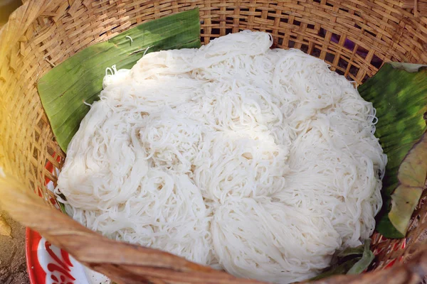 Thai vermicelli, arroz fresco vermicelli en canasta en el mercado rural — Foto de Stock