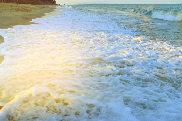 Golf van de zee op het strand met zonlicht in het zuiden van Thailand — Stockfoto