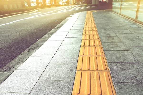 Tactiele bestrating voor blind handicap op tegels weg, walkway voor — Stockfoto