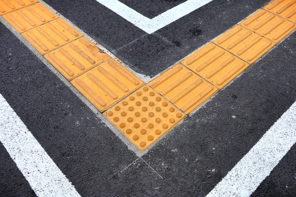 Fayans yolda kör handikap için Braille blokta dokunsal parke — Stok fotoğraf