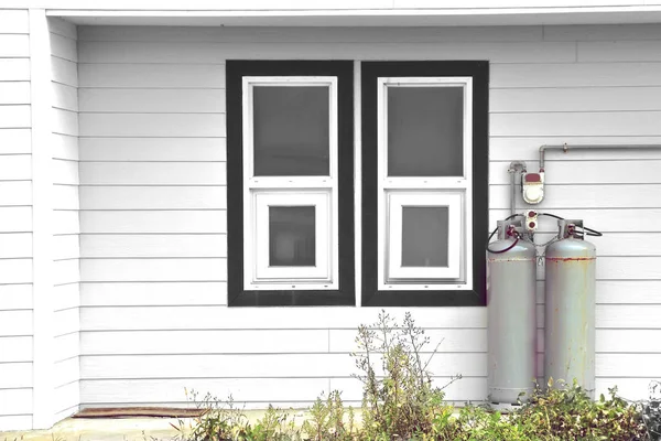 Gasflessen permanent buiten muur van huis — Stockfoto