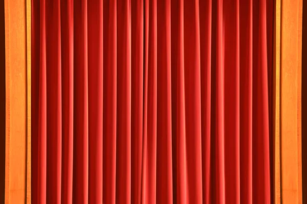 Teatr kurtyna, czerwone okno kurtyna w drewnianej ramie — Zdjęcie stockowe