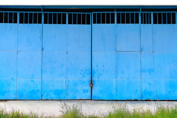 Oude blauwe metalen poorten van industrieel gebouw. — Stockfoto