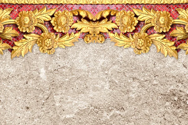 Padrão de flor de ouro esculpida no fundo da parede de cimento . — Fotografia de Stock