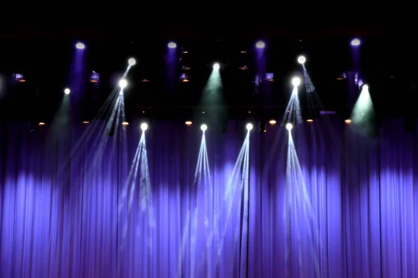 Escenario de teatro con cortinas púrpuras y focos . — Foto de Stock