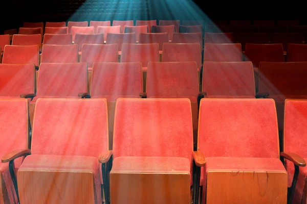 Kino prázdné hlediště s červenými sedadly — Stock fotografie