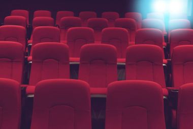 Kırmızı koltuk ve mavi ışık ile film tiyatro boş konser salonu