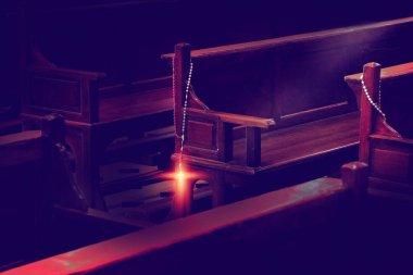 ahşap asılı tespih sıraları karanlık kilise kilise