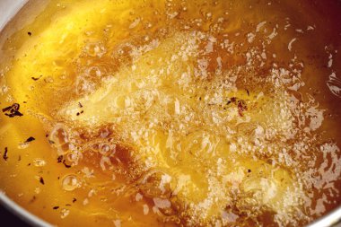 sıcak yağda bir fritöz kaynama köpüren portre. abur cubur