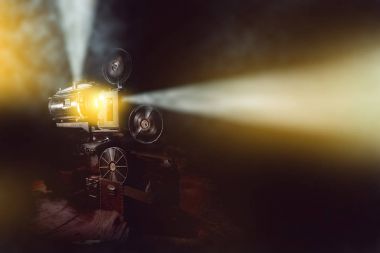Dumanlı karanlık oda arka planda eski film projektör